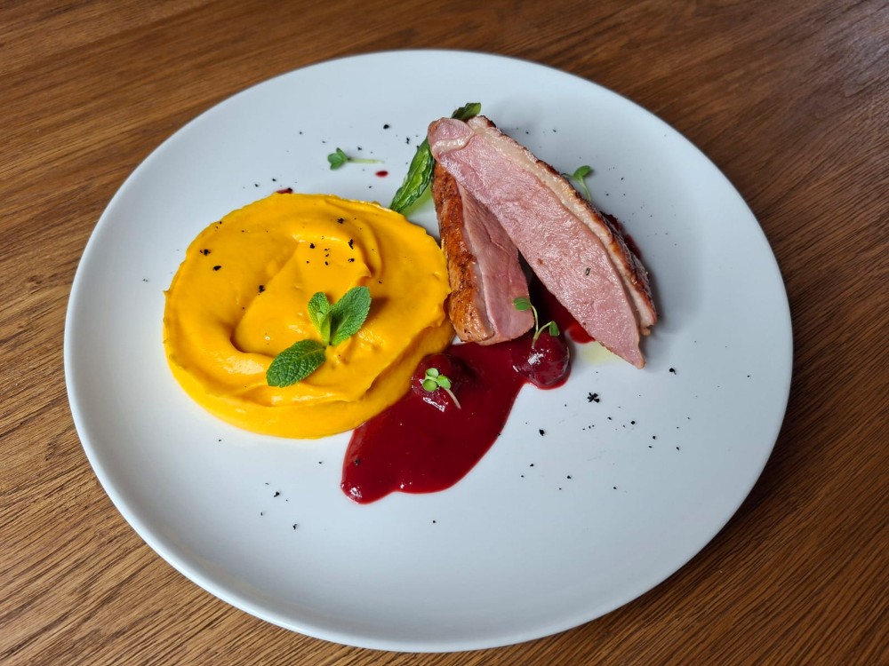 Качина грудка з бататово-морквяним пюре