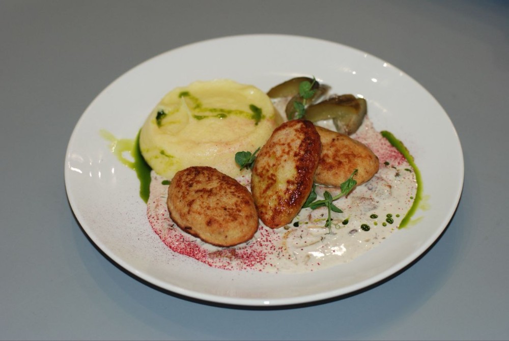 Курячі котлети з картопляним пюре в вершково-грибному соусі