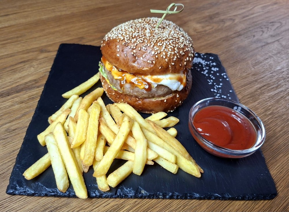 Бургер з телятиною, з беконом та яйцем