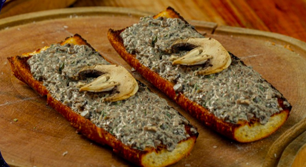 PAN CON HONGOS FRESCOS