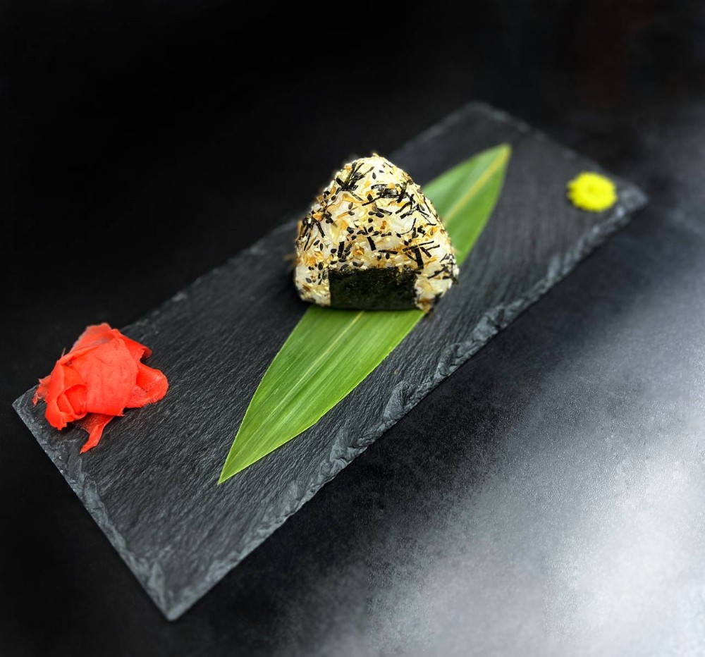 Онігірі з тунцем