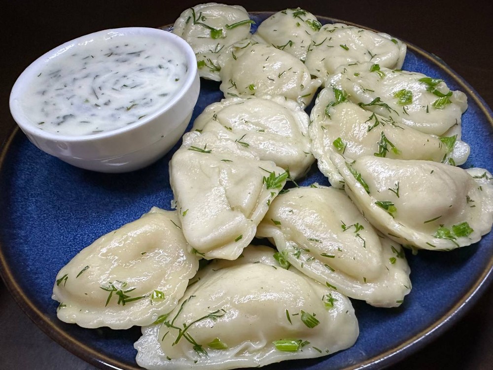 Вареники з картоплею та грибним соусом