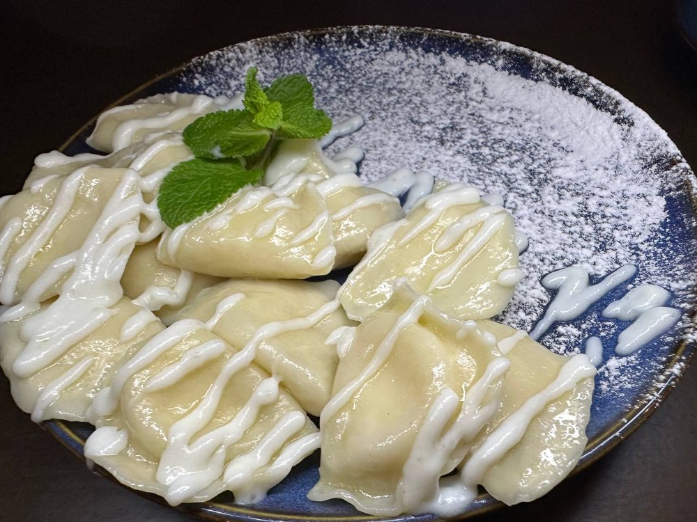 Вареники з сиром і вершковим соусом