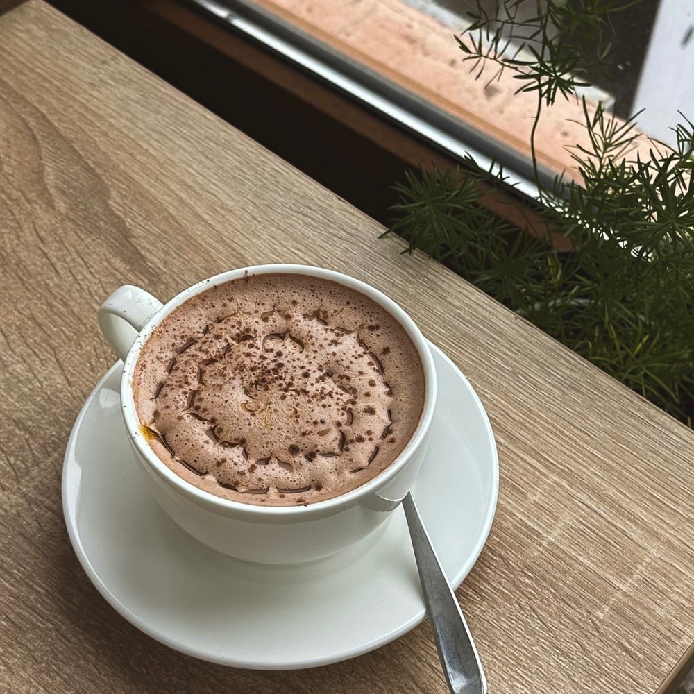 Пряне какао з солоною карамеллю та корицею