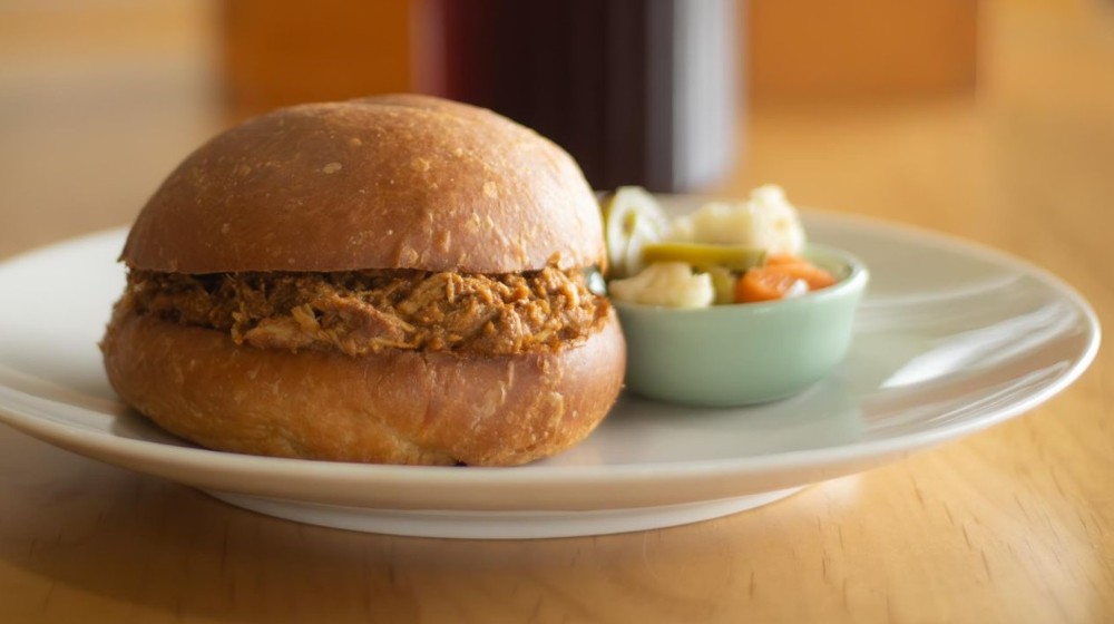 Hojaldra de pollo con mole