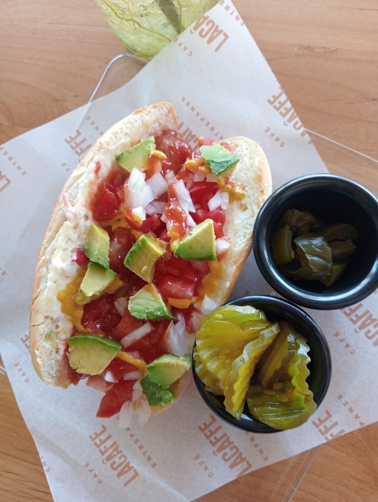 Hot dog salchicha de cerdo o pavo estilo alemán