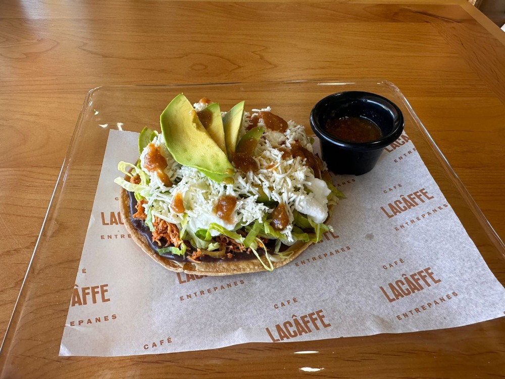 Tostada de deshebrada de res