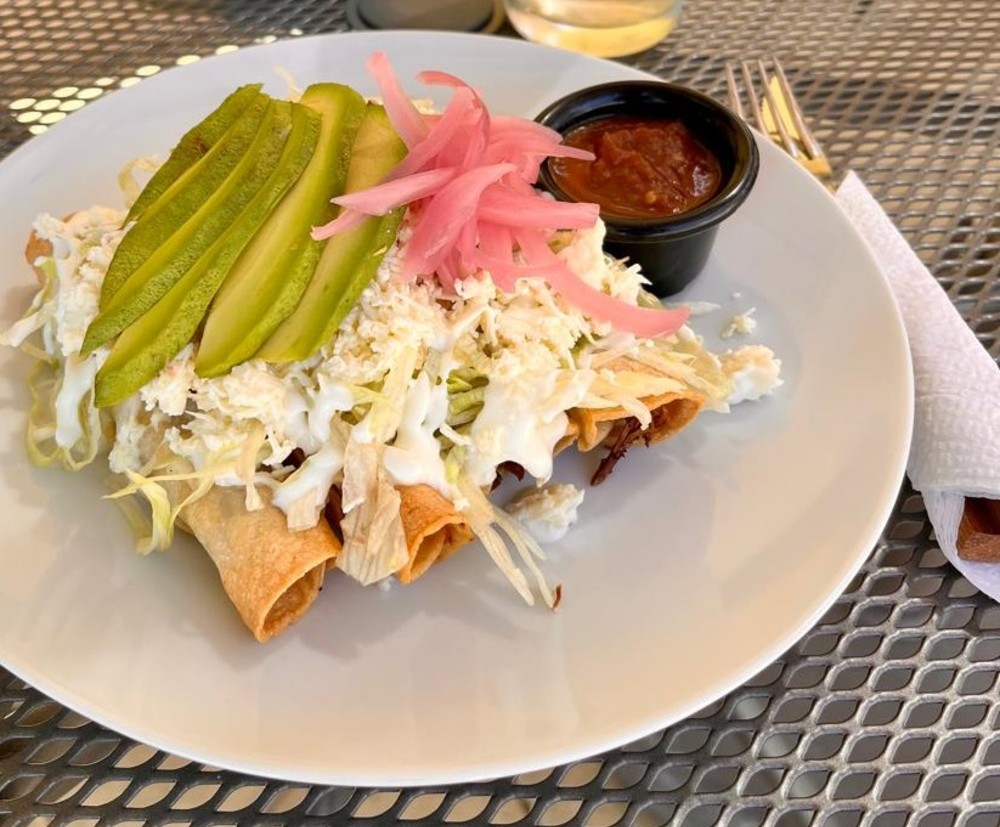 Tacos dorados con deshebrada