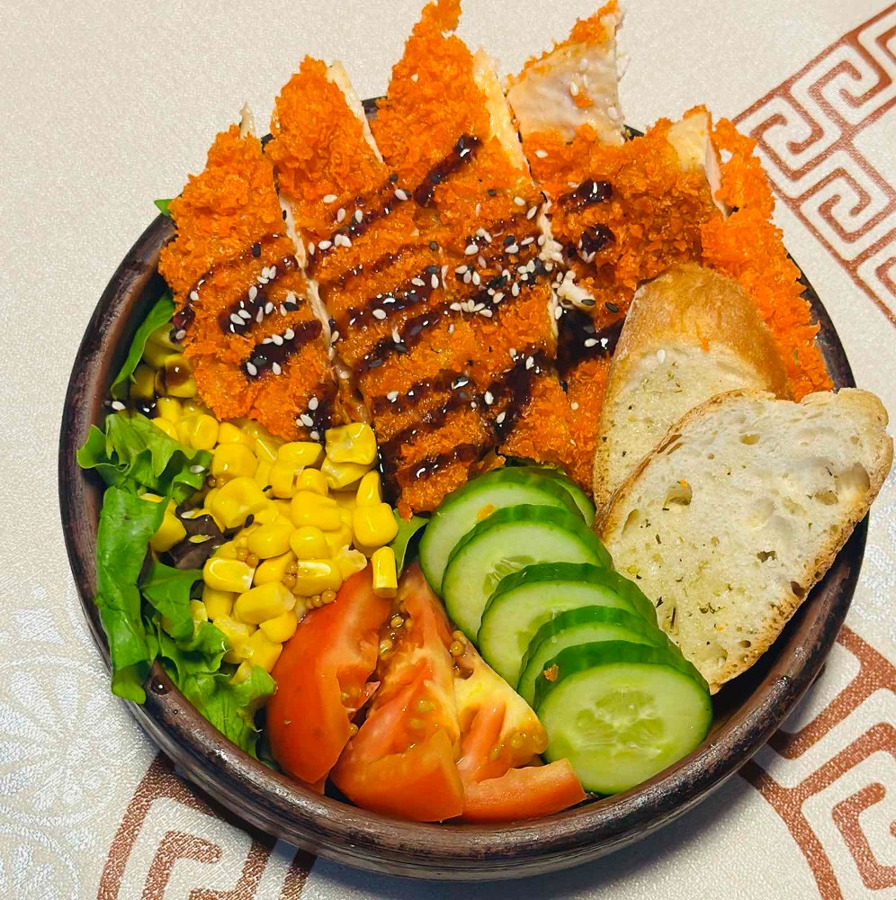 Боул з хрусткою куркою та овочами