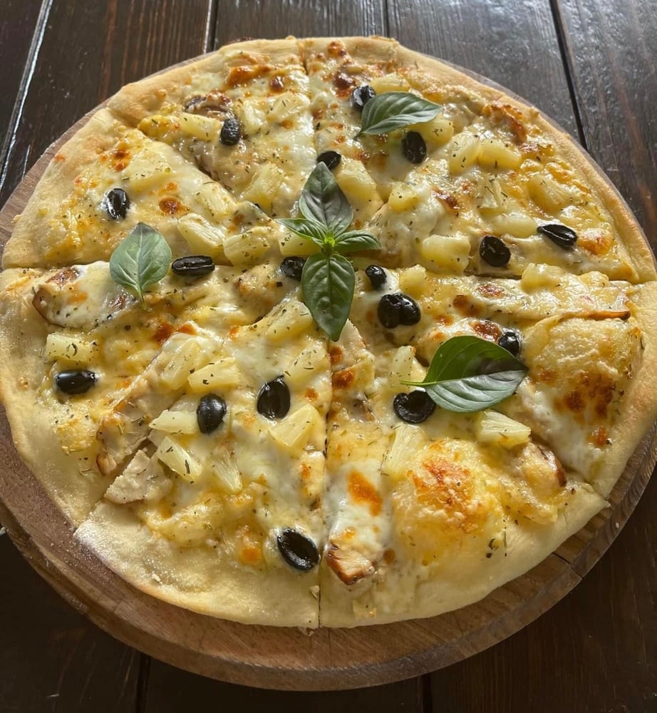 Піца з куркою та ананасами