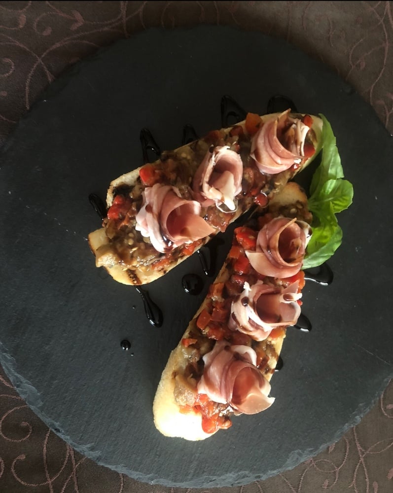 Брускети з хамоном та овочами