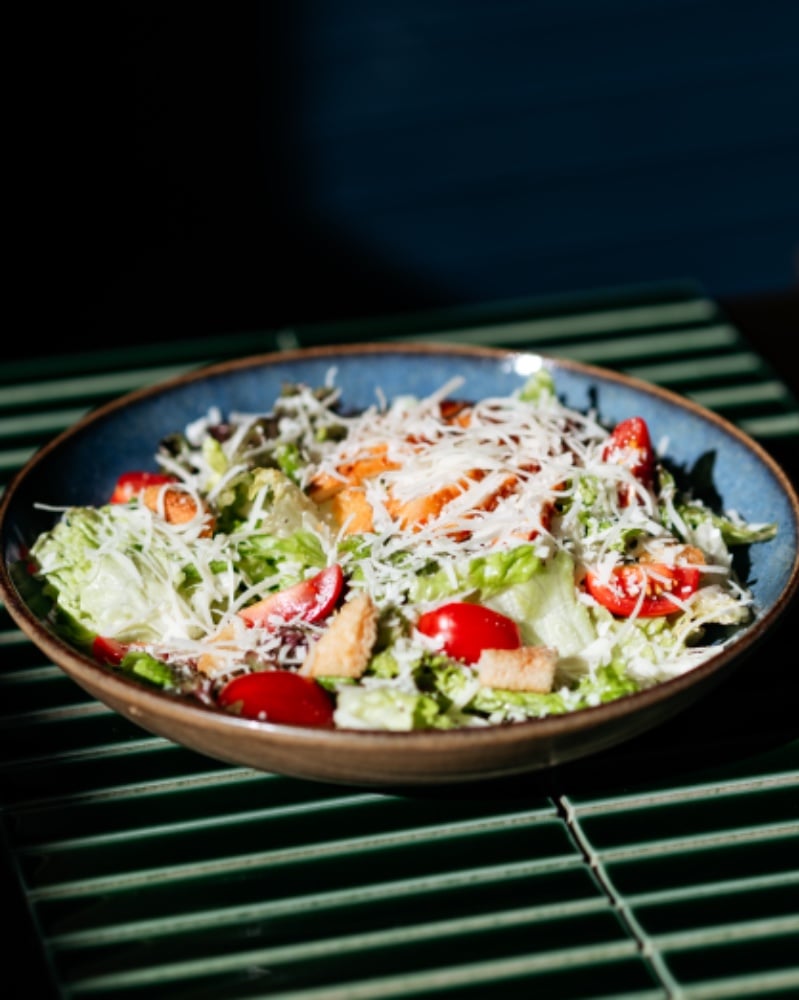 სალათი ცეზარი ქათმით / Caesar salad with chicken / Цезарь с курицей