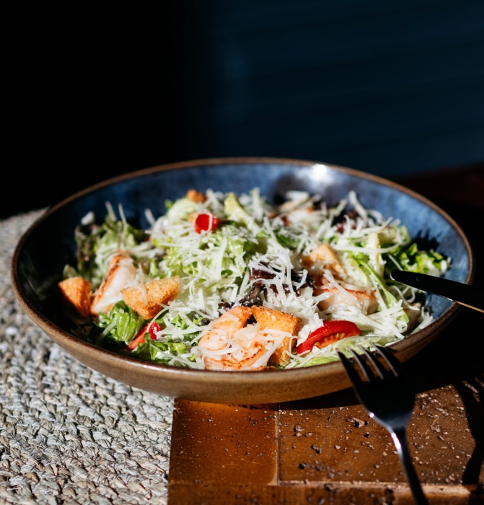 სალათი ცეზარი კრევეტებით / Caesar salad with shrimps / Цезарь с креветами