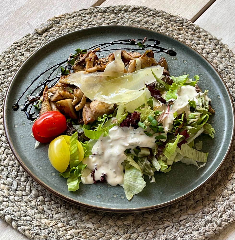 ქათმის და სოკოს სალათი/Chicken and mushroom salad