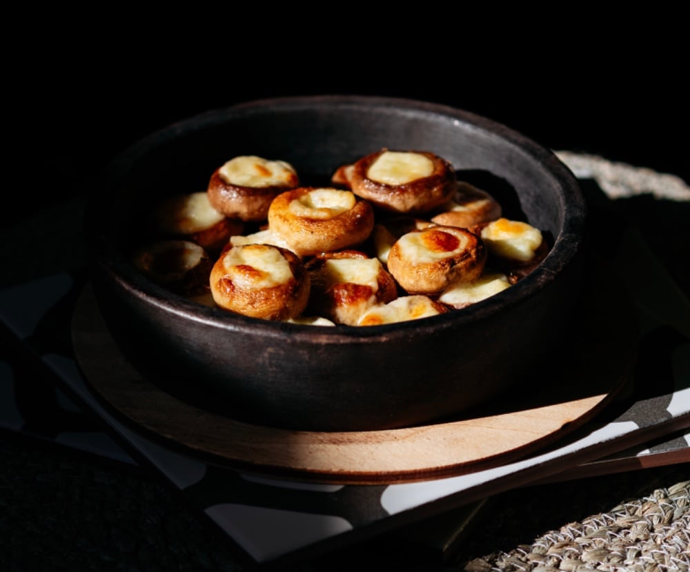 სოკო კეცზე სულგუნით / Mushrooms with Sulguni on the pan / Грибы с сулугуни на кетце