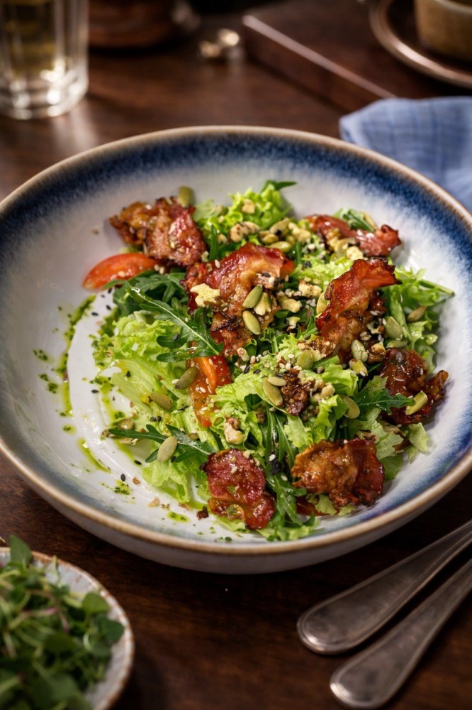 Салат з беконом та мусом з фети