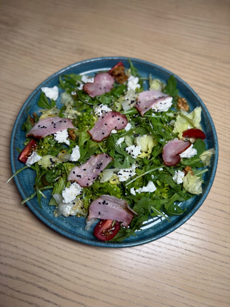 Салат з фетою і беконом  