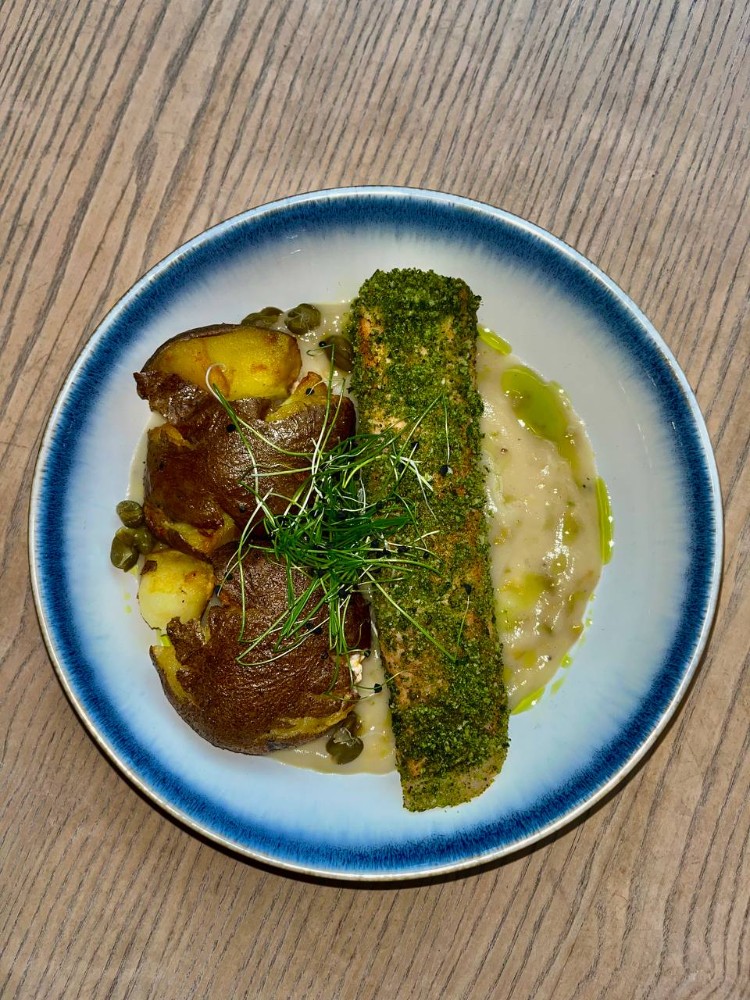 Стейк з лосося в зеленій паніровці з соусом велюте та смеш картоплею з маслом та вяленими томатами.