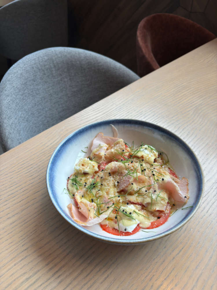 Карпачо з томатів з шинкою та яблучним соусом