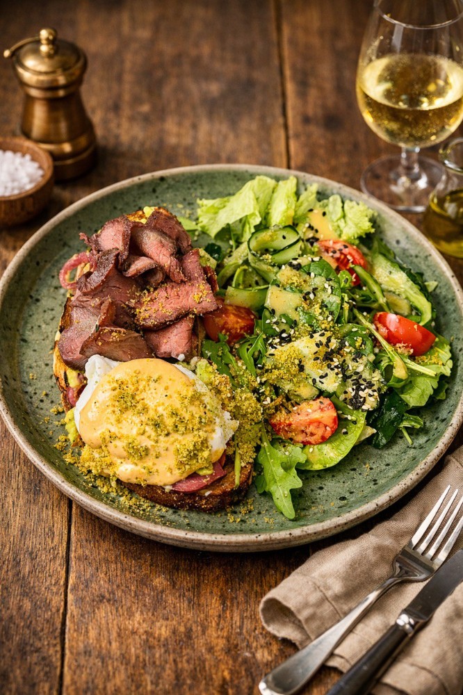 Авокадо тост з ростбіфом та яйцем пашот