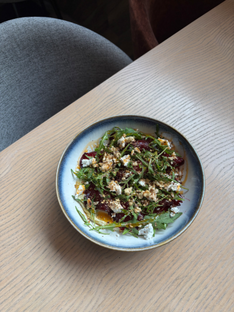 Карпачо з буряка з мусом з авокадо та горіхами