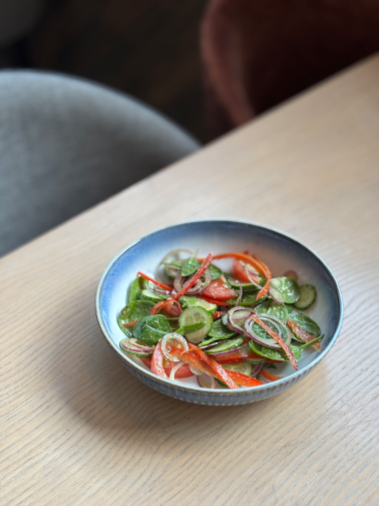 Салат зі свіжих овочів з песто