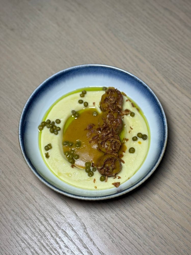 Німецька ковбаска з пюре та соусом карі-барбекю