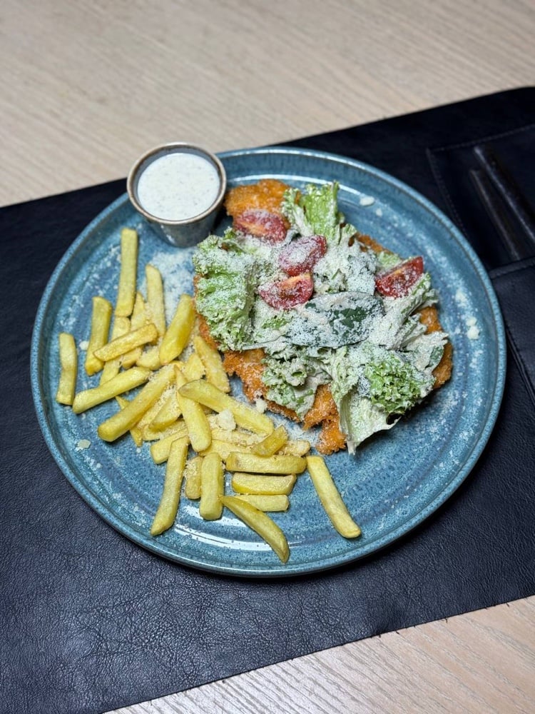 Шніцель Цезар з картоплею фрі