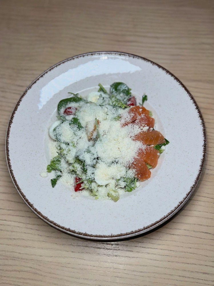 Салат Цезар з лососем 