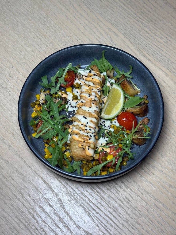 Філе мерлузи в клярі з соусом тар-тар та спайсі з овочами