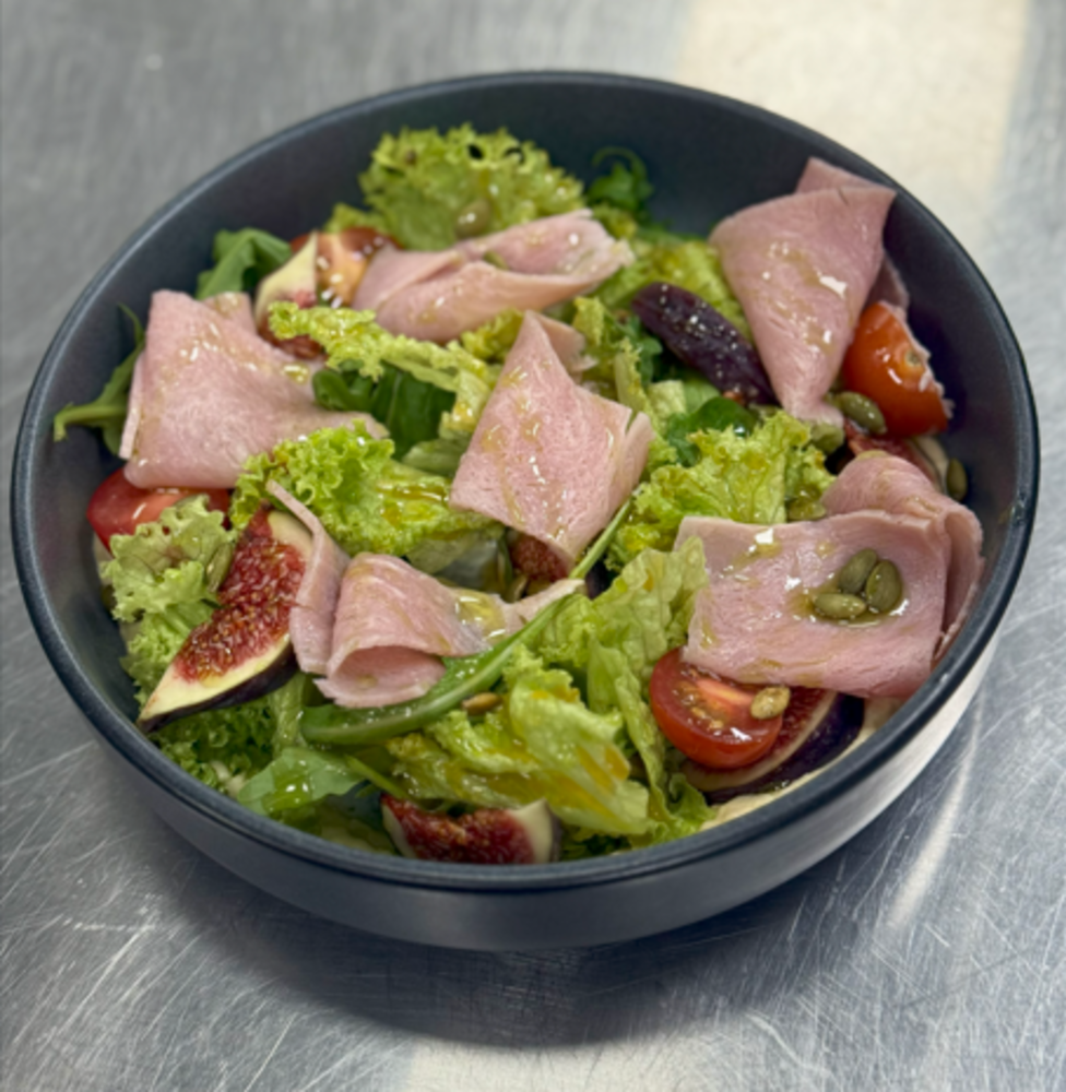 Салат з прошуто та інжиром