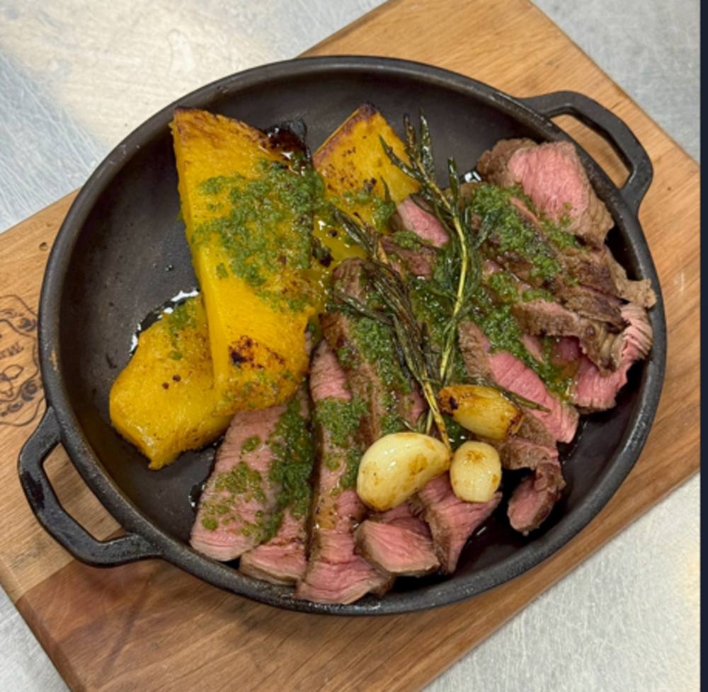 Фланк стейк з чімічурі та запеченим гарбузом