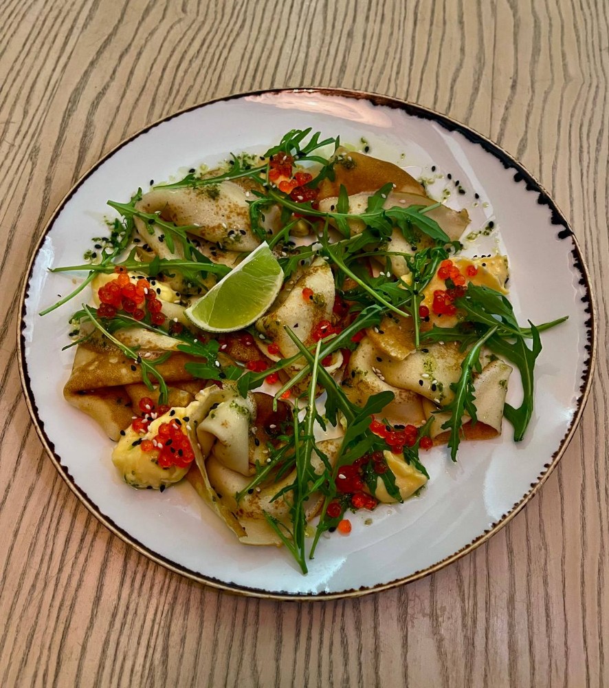 Млинці з гарбузовим кремом та ікрою