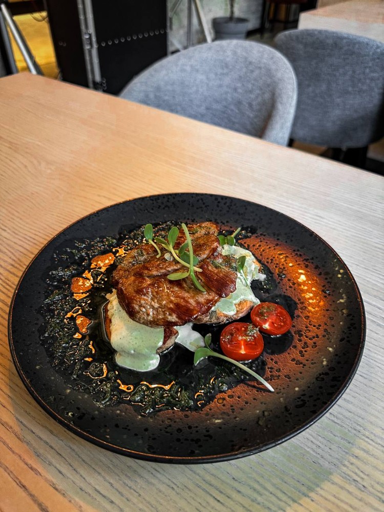 Стейк свинний на топченій картоплі з соусом тар-тар  