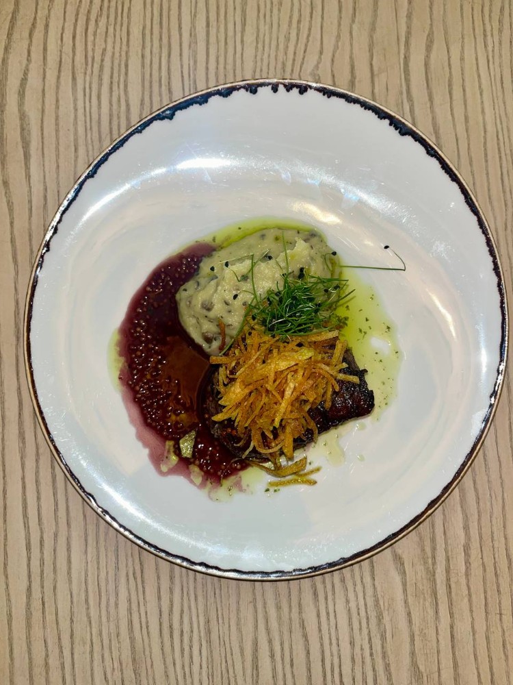 Філе міньйон з трюфельним пюре, ферментованою картоплею пай та винним соусом