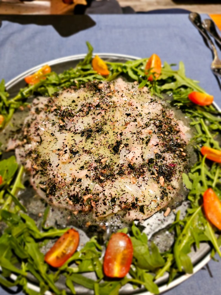Capitaine cru mariné a la vinaigrette de yuzu et wasabi
