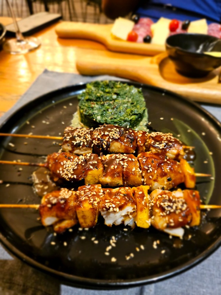 Brochettes du Tanganyika mariné au Teriyaki et sésame