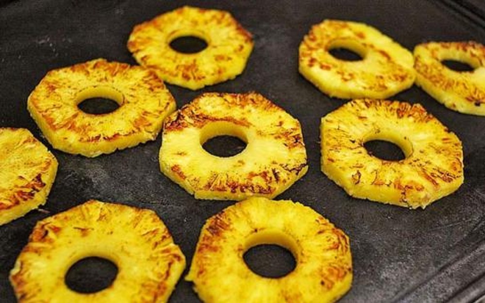 Ananas grillé au rhum brun et shot de Cuba Libre