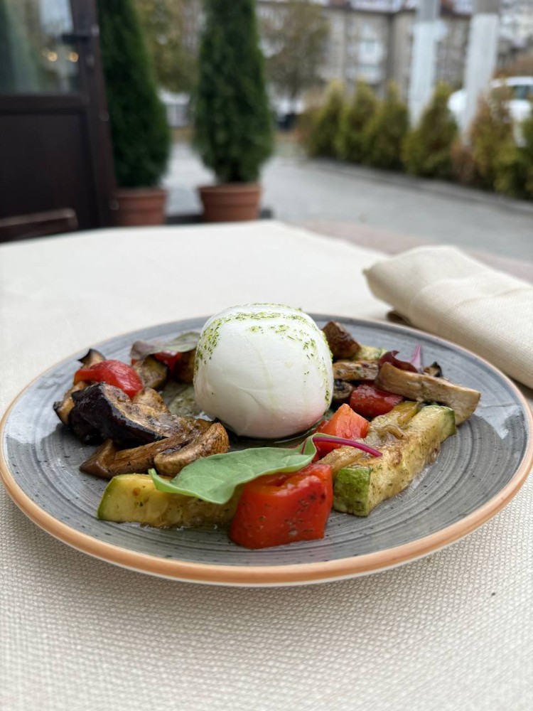 Салат буррата з печеними овочами, 320г