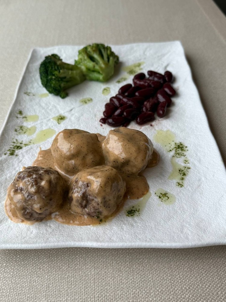 Мітболи з телятини під вершковим соусом з броколі та квасолею «Nordic Meatballs Set”, 270г