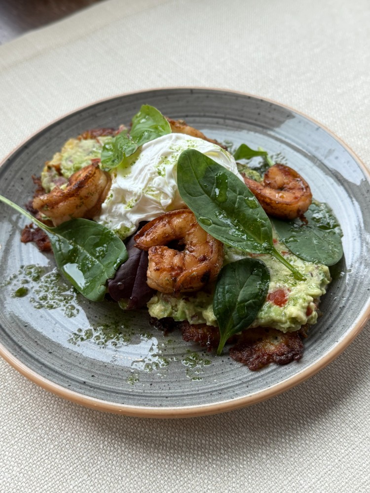 Деруни з гуакомоле, креветками і яйцем пашот