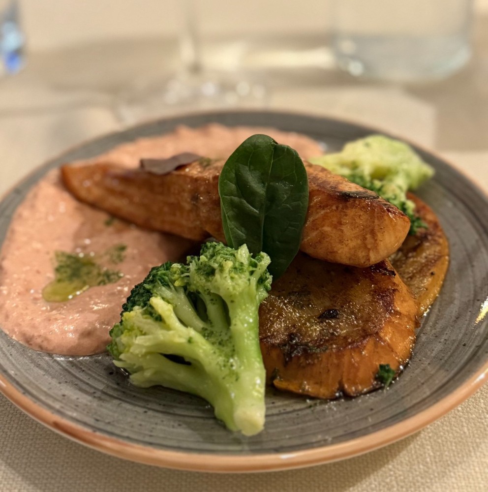 Стейк форелі із запеченою хурмою та броколі під крем соусом із в'ялених томатів, 425г