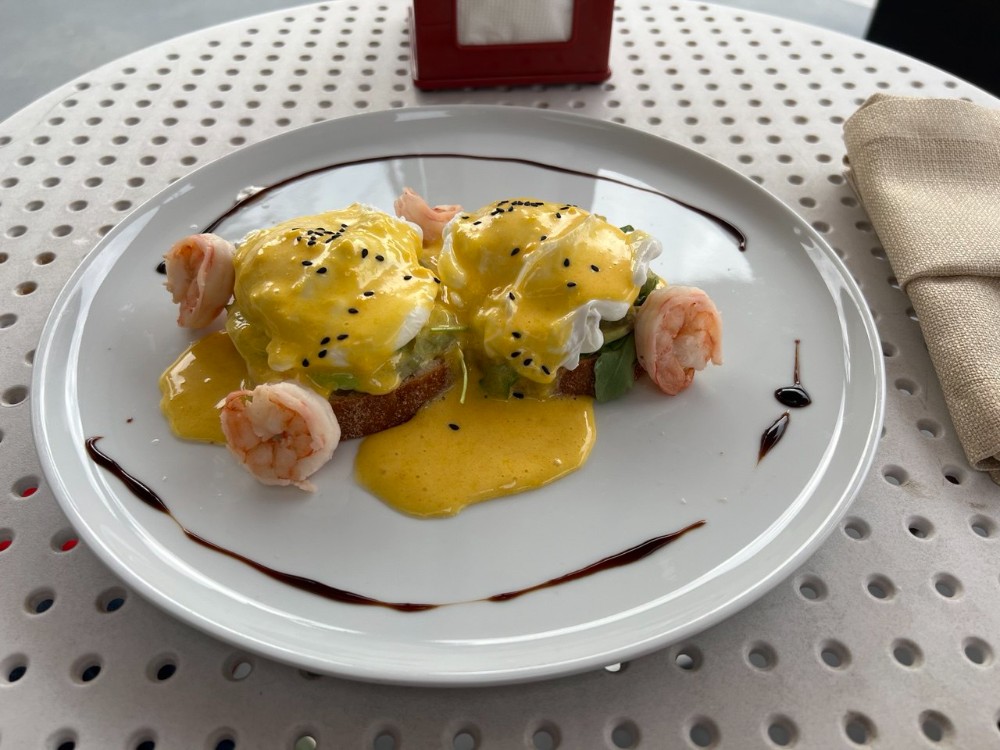 Яйца "Бенедикт" з авокадо, тости з креветками BoltFood