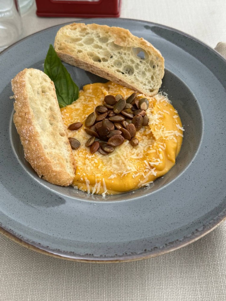 Гарбузовий крем-суп з пармезаном і гарбузовими насінням, 300г