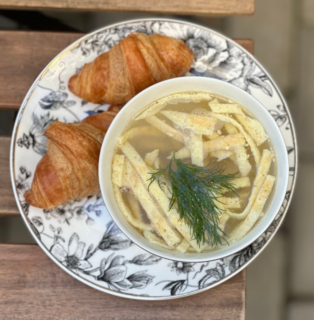 БУЛЬЙОН з куркою та яєчною локшиною