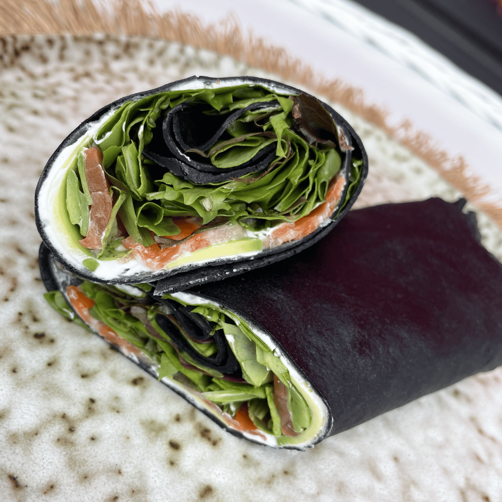 Млинець з лососем та авокадо