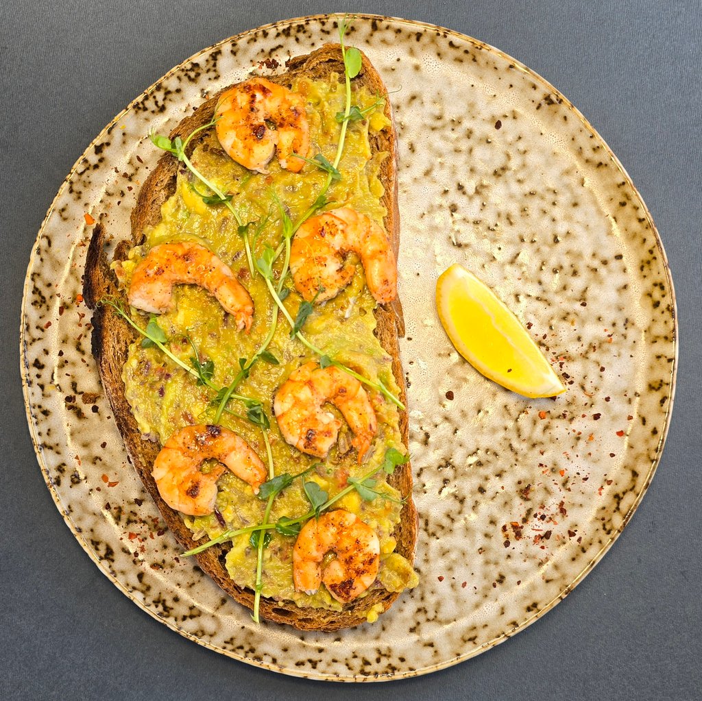 Брускета з гуакомоле та криветкою