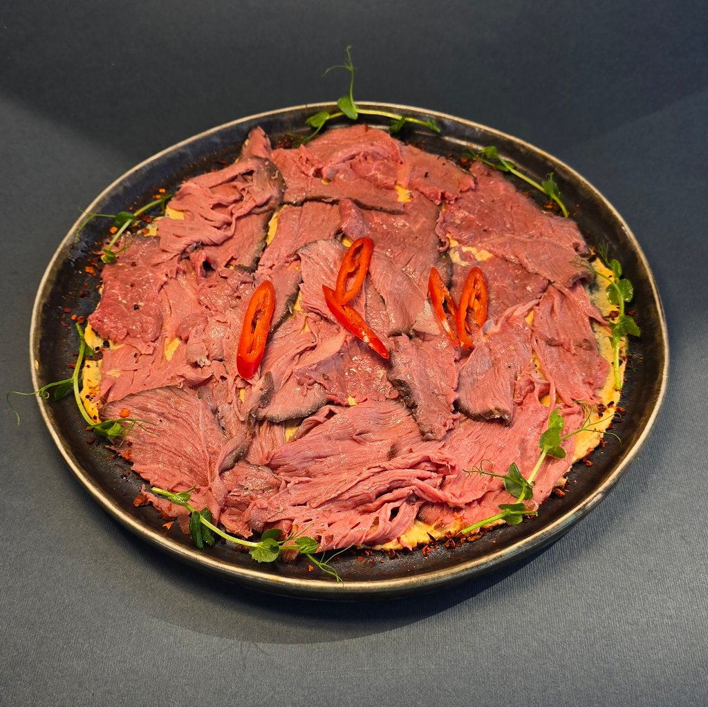 Карпачо з яловичої шеї з хумусом