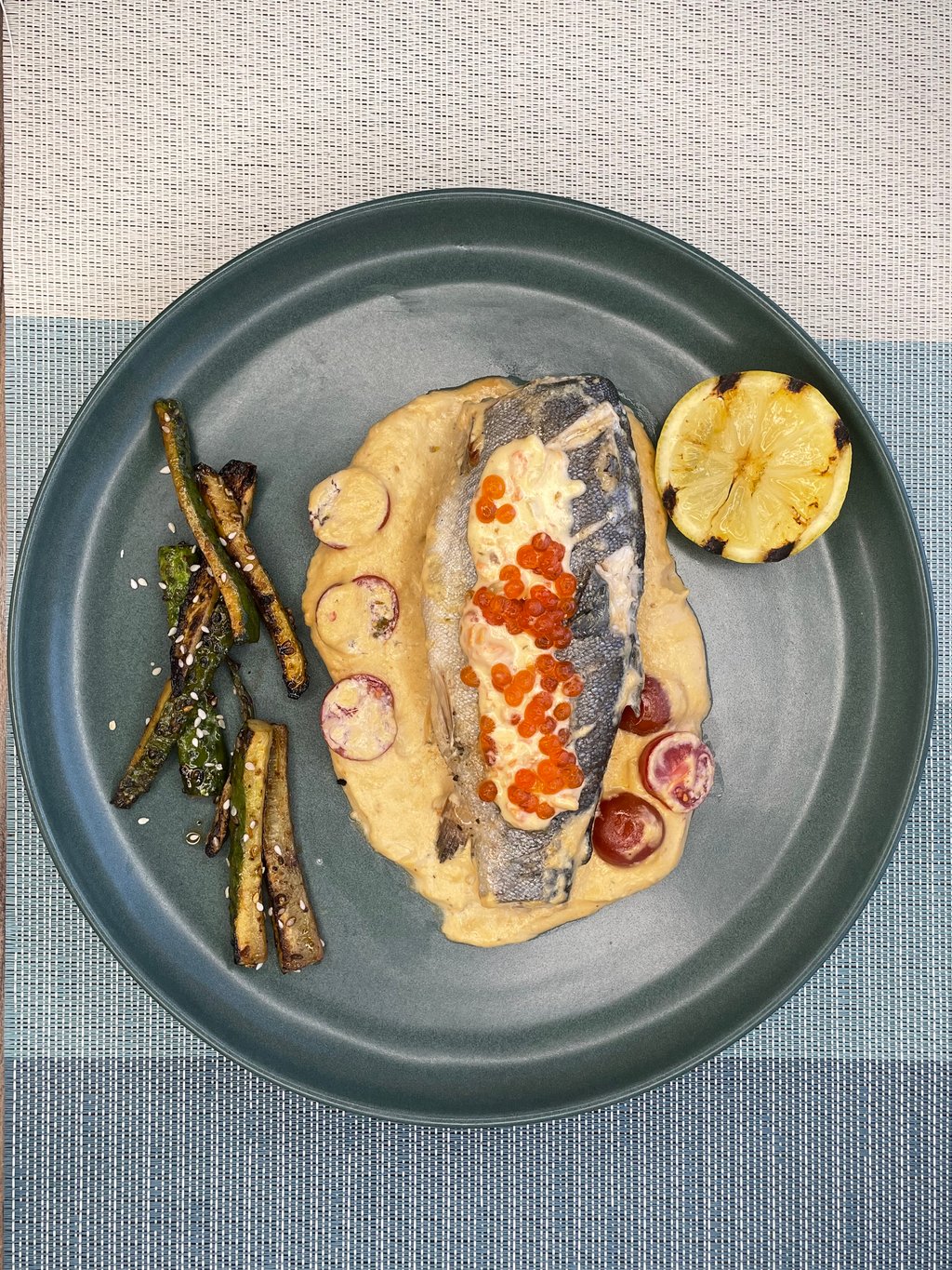 Райдужна форель у вершках з червоною ікрою