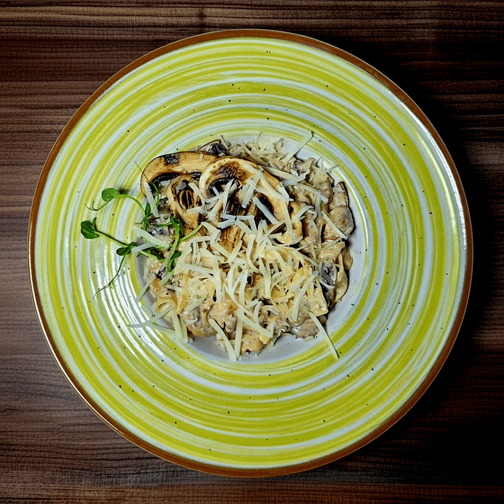 Паста з куркою та печерицями 